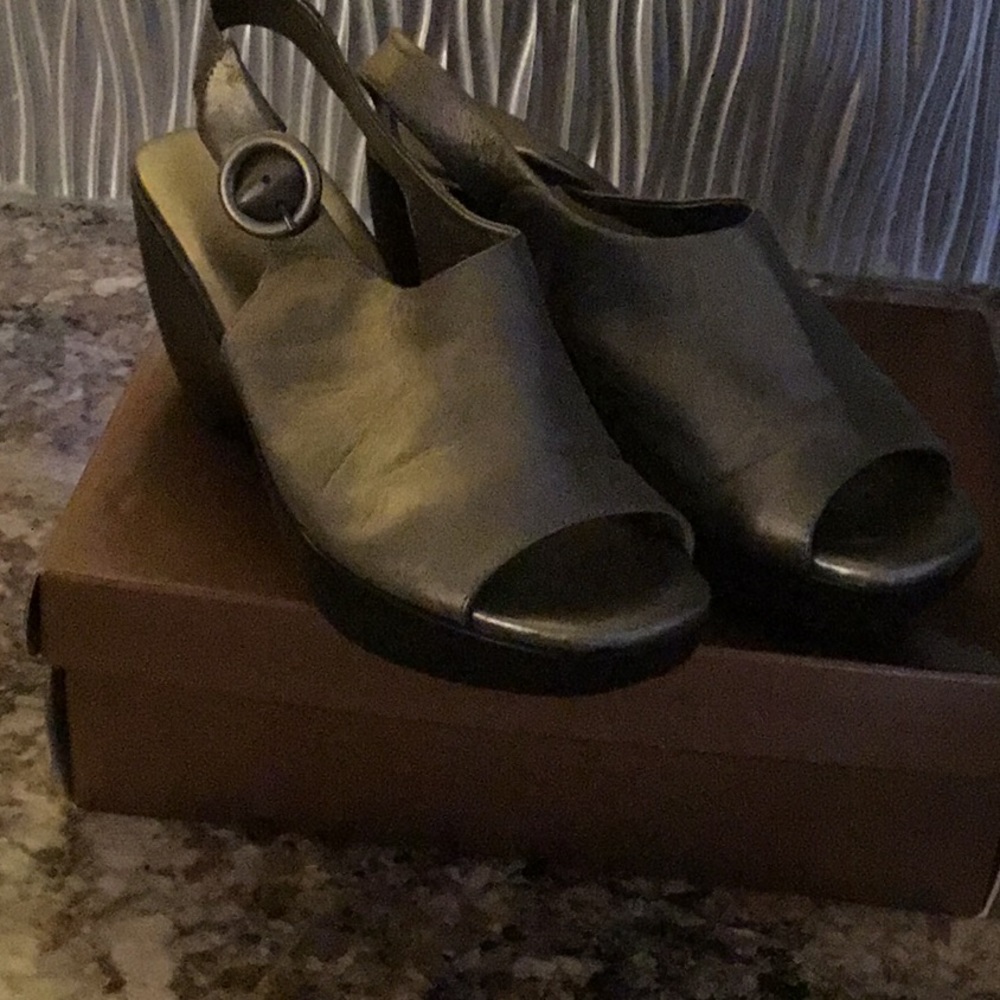 Soft leather easy spirt pewter sandals